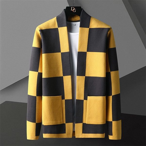 Mélanges de laine pour hommes Style britannique automne tricoté Cardigan pull tendance marque mode Plaid Cardigan manteau hommes loisirs jaune bleu hommes pulls 220915