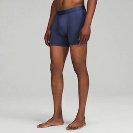 Envío gratis para hombres de yoga de yoga maratón pantalones cortos resistentes a la resistencia ajustado de secado rápido