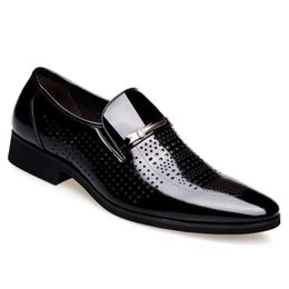 Hommes sandales brillamment formelles chaussures de commerce brevet rétro rétro oxford pointues trous de mode chaussures de robe de mode efa2