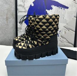 Chaussures de créateurs Bottes de neige en gabardine de nylon Triangle en métal émaillé Tech Charme dynamique Semelle en relief Bottines
