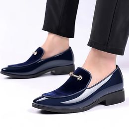 Chaussures pour hommes pour la fête Black Patent Shoe Elegant Italian Slip on Mandis Male Point Point Point Toe Velvet 240420