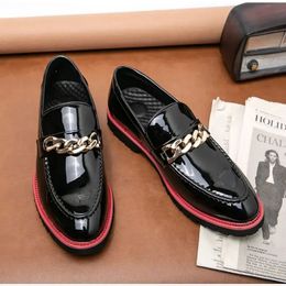 Hommes chaussures mocassins en cuir PU de haute qualité sans lacet nouvelles chaînes de conception de mode décoration confortable classique offres spéciales DH877