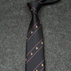 Cravate de créateur en soie pour hommes cravate noire pour femmes vêtements de robe de mariée ruban rouge et vert rayures cravates motif de broderie de luxe cravate de fête de loisirs exquise