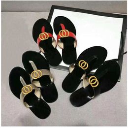 Zapatillas de hombre Zapato de mujer Chanclas de playa Zapatos de diseñador Sandalias Mocasines de señora Chanclas Verano Goma inferior Carta Tacón plano Botón de metal Lazy