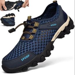 Men Sneakers Summer Wading Mesh Shoes Comfortabele slip op buiten wandelschoenen Zapatos Hombre Casual klimmende wandelschoenen 240415