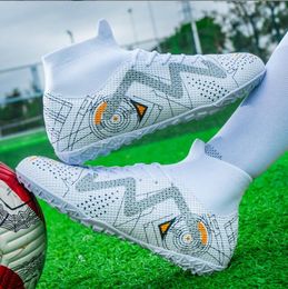 Zapatos de fútbol para hombres Ultraligeros Cómodos Entrenamiento de tobillo Tacos deportivos Hierba Césped Futsal Picos largos Botas de bota de calidad superior tamaño 35-45