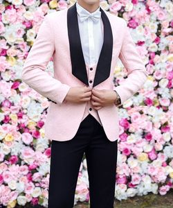Trajes de hombre Patrón rosa y esmoquin de novio negro Chal Satén Solapa Padrinos de boda Traje de boda Desgaste (chaqueta + pantalones + chaleco + pajarita)