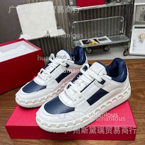 Mannen veelzijdige schoenen Kwaliteit Valenstino Sports Studs Winter Fashion Designer Warm Same Casual Sneakers Dames Nieuwe High Trainer Style Shoe EQN3