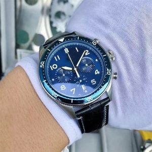 Montre pour hommes Montre de luxe de créateur 44 mm Mouvement à quartz multifonctionnel Bande de caoutchouc en acier inoxydable avec éclairage automatique Montre pour hommes saphir