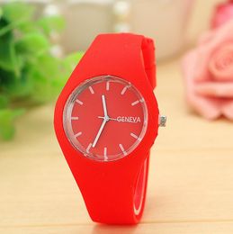 Men Watch Women Cream Color Ultrathin Fashion Gift Strap Strap de ocio Geneva Sport Wallwatch Womens Jelly Watches1136321