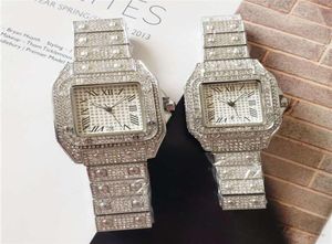 Les hommes regardent les femmes regardent un mouvement de quartz brillant en diamant complet glacé sur la montre-bracelet argent blanc de bonne qualité