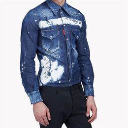 Chemise en jean Western Patch pour hommes, composée de denim blanchi en détresse, de gribouillis et de dessins de graffitis dramatisés Shirt276K