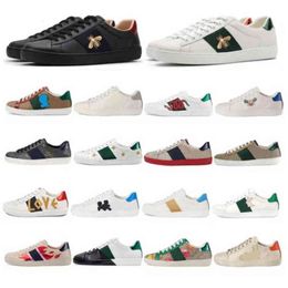 Mannen Vrouwen Casual Luxe Designer Schoenen Leren Sneakers Ace Bee Snake Hart Aardbei Golf Mond Tijgerwebprint Stijlvolle Trainers Groen Rood Esiw