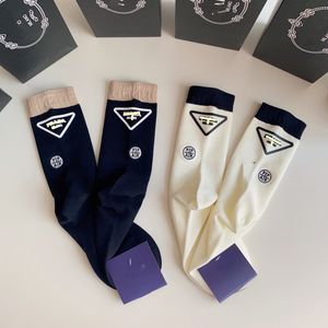 Men Women Designer Letters Sports sokken mode lange sokken met bedrukte 2020 nieuwe aankomst kleurrijke hoogwaardige dames en heren kous casual sokken