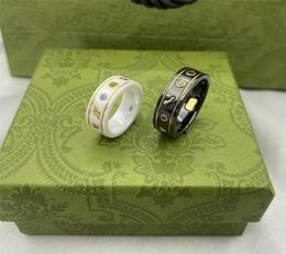 Hommes Designer sonneurs de mode Ceramics Love Ring Engagements pour les femmes avec un modèle de pierre précieuse d'abeille Classic Couple Rings Luxury JE5104984