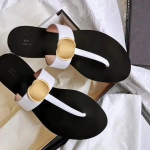 Hommes femmes tongs des tongs de marque sandales slipper promenade en métal Logo d'été d'été intérieur extérieur de qualité de qualité décontractée glissade sandale en cuir plats calirateurs à la piscine ensoleillée