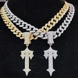 Menants Femmes Hip Hop Letter Iced Out Cross Sword Colliers avec un collier de la chaîne cubaine de 13 mm