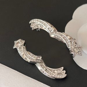 Hombres Mujeres Amantes Desinger Broche Pin Joyería Marca Carta Alfileres de cristal Broche de perlas Chapado en oro de 18 quilates con sello de acero Broches Europa Accesorios para vestidos de fiesta de bodas