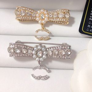 Men Women houdt van ontwerper broche boog pin merk brief pins 18k goud verguleerd hebben stempel parel kristal sieraden bruiloft feestjurk verjaardag cadeau
