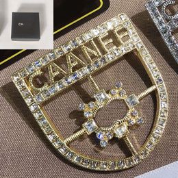 Hommes Femmes Aime Designer Broche Broche Marque Lettre Broche Broches 18k Or En Acier Inoxydable Ont Timbre Perle Cristal Bijoux Robe De Soirée De Mariage Cadeau D'anniversaire avec Boîte