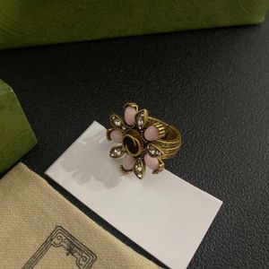 Hombres Mujeres Retro 18K Chapado en oro Anillos de banda Diseñador Marca Carta Cobre Amantes Anillo Moda Geometría Flor Incrustaciones Adornos de cristal Regalo de joyería de lujo con caja