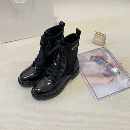 Hommes Femmes Bottes Rois Martin bottes de combat d'inspiration militaire pochette en nylon attachée à la cheville avec sangle Cheville bottes de qualité supérieure chaussures en cuir verni noir mat U118