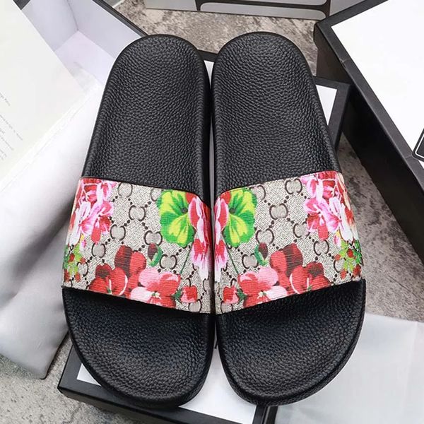 2024 diseñadores zapatillas de almohada de almohada de piscina sandalias de mujeres mulas de comodidad plana mula conmovedora tobogán de moda