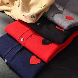 Chandails de créateurs pour hommes et femmes cdgs Play Sweater Knit Commes Sweat-shirt décontracté Des Badge Garcons Sweat à capuche Red Heart Slevee Cardigan broderie Winter ClothingS7KX