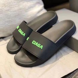 Heren dames muilezels slipper rubber zomerpool glijbaan sandalen parijs ontwerper luxe mode embossing logo dames strand flat flip flops schoenen