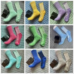 Chaussettes de sport pour hommes et femmes, chaussettes longues à la mode avec imprimé, chaussettes antidérapantes colorées et confortables, 20 couleurs avec étiquettes, nouvelle collection 2021