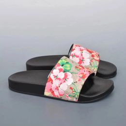 Zapatillas 2024 Nuevo 31 colores Moda de goma zapatillas Sliders Classic Summer Slide Designer Luxury Mule Mule Women Men Sandal Sandal Flat Beach Sandale