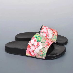 Slippers 2024 Nieuwe 31 kleuren rubber mode Casual schoen Sliders klassieke Zomer Slide luxe Designer loafer Muilezel Dames mannen favoriete sandaal Lederen Platte Strand sandaal