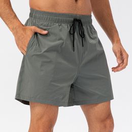 Pantalones cortos deportivos de yoga para hombre Pantalones cortos de secado rápido con bolsillo trasero Teléfono móvil Casual Running Gym Jogger Pant ll321