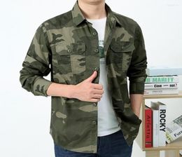Men039S Shirts décontractés M5xl Men de coton chemise Camouflage Camouflage Print Long Sleeves Loose Breasted Cardigan Plus Size Autum1789083