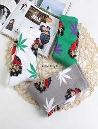 Men039s chaussettes Cheech Chong Leaf Cotton Men de la rue Femme Street Asymétrie Chaussures Pirate Maple Combination Fashion Bood Stocking3752126