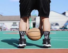 Chaussettes de basket-ball Men039s Elite Sweat Absorbant des chaussettes de sport professionnelles absorbant la taille moyenne 39443554423