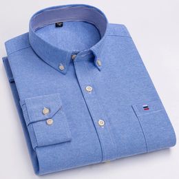 Camisa Oxford de manga larga a cuadros a cuadros 100 algodón para hombre Parche frontal Bolsillo en el pecho Camisas casuales versátiles a rayas con botones 240312