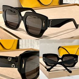 Les lunettes de soleil à écran carré 1: 1 de haute qualité pour hommes et femmes sont fabriquées en fibre d'acétate avec un motif Anagran doré sur les branches LW40128I pour les vacances à la plage.