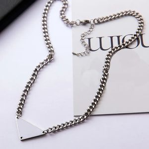 Mens et Womens Luxury Designer Noir Blanc P Triangle Collier Géométrique Chaîne Cubaine Designer Lettres Pendentif De Mode