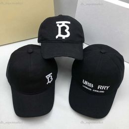 Casquette de baseball pour hommes Chapeau de créateur Casquettes Burrberry Ajustées Casquettes de fraises Casquette de rue Unisexe Dôme réglable avec lettre brodée Ombrage Mode Adulte