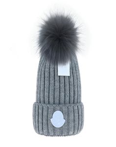 Hommes Bonnet Cap Designer Seau Chapeaux Nouvelle Mode Femmes Dames Chaud Hiver Bonnet Grande Fausse Fourrure Pom Poms Bobble Chapeau En Plein Air M47093744