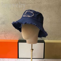 Heren Cap Ladies Designer Bucket Hats Letter Patroon Creative Beach Frayed Brim Fisherman Denim Trendy P White Solid Color Dames Luxe hoed Western Style PJ052 C23