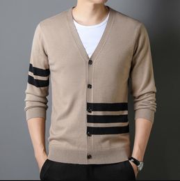 Cárdigan para hombre Suéteres de diseño suave Raya de manga larga Abrigo clásico de gran tamaño Suéter Moda masculina Cuello en v para hombre Abrigo cálido para jóvenes Chaqueta Outwear