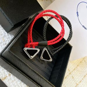 Hommes Trèfle Bracelet Classique Bijoux Designer Hommes Bracelet En Cuir De Luxe Casual p Bracelets Mode Triangle Pendentif Cadeau Femmes 290N