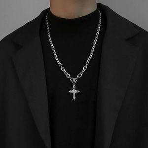 Collier croix pour hommes, mode hip hop, marque de haute couture, pendentif polyvalent, accessoires de conception minoritaire pour garçons