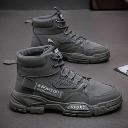 Bottes de créateur pour hommes Snow Fashion Sneakers Chaussures Chaussures en cuir lisse en ligne lisse à moitié noire Plateforme extérieure Scarpe Boot It 538 131