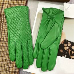 Guantes de diseñador para hombres Guantes de lujo de cuero genuino B Guantes de lujo para mujeres Guante de cuero de invierno tibio en verde