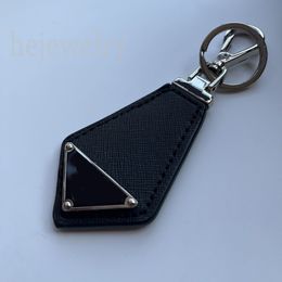 Heren Designer Keyring Hoogwaardige Luxe Keychain -portemonnee Contour Black Bag Charms metalen driehoek unisex veergesplame sleutelhanger verzilverde PJ056 C23
