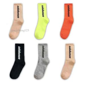 Chaussettes pour hommes pour hommes pour hommes lettres de mode chaussettes de sport imprimées Couleur mixte classique en noir et blanc gris sueur absorbant la déesse respirante456