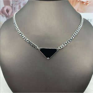 Hommes Designer Argent Couleur Collier Femmes Triangle Lettres Amour À La Mode Punk Hommes Émail Cool Street Femmes Pendentifs Colliers Dames Chaînes Bijoux De Luxe ZB3